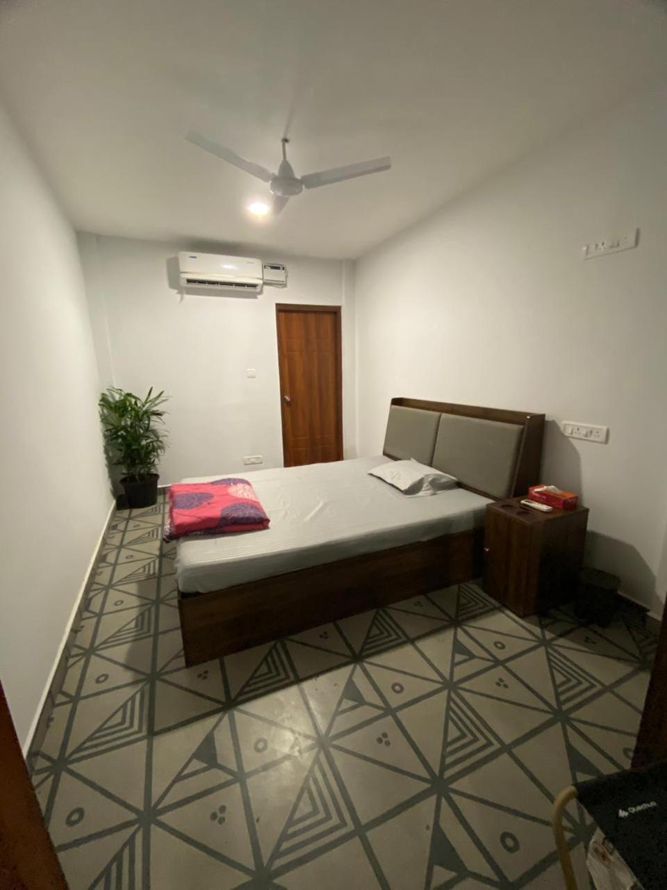 Half Orange-with Free Swimming Pool, Near Beach, Near To Chapora Fort-water Sports - Near To Hill -best For Couples, Backpackers, Long Stays, Coworking, Day-use With Game Zone And Bar *